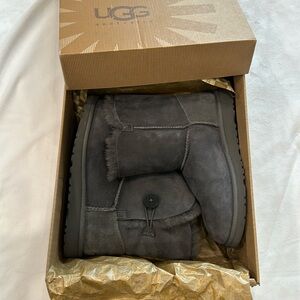 BNIB UGG Bailey Button Suede Water Repellent Boots